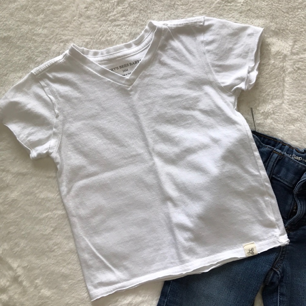 White Burt’s Bees V-Neck T-Shirt Size 24 months